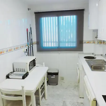 Cozy 2 Bedroom Apartment. Parking Included. *