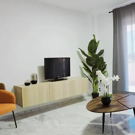 Cozy 2 Bedroom Apartment. Parking Included. Apartment