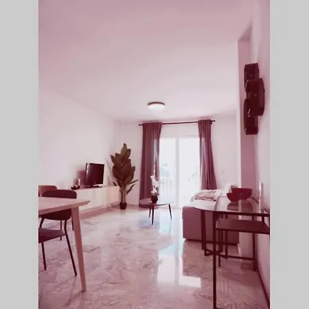Cozy 2 Bedroom Apartment. Parking Included. Apartment